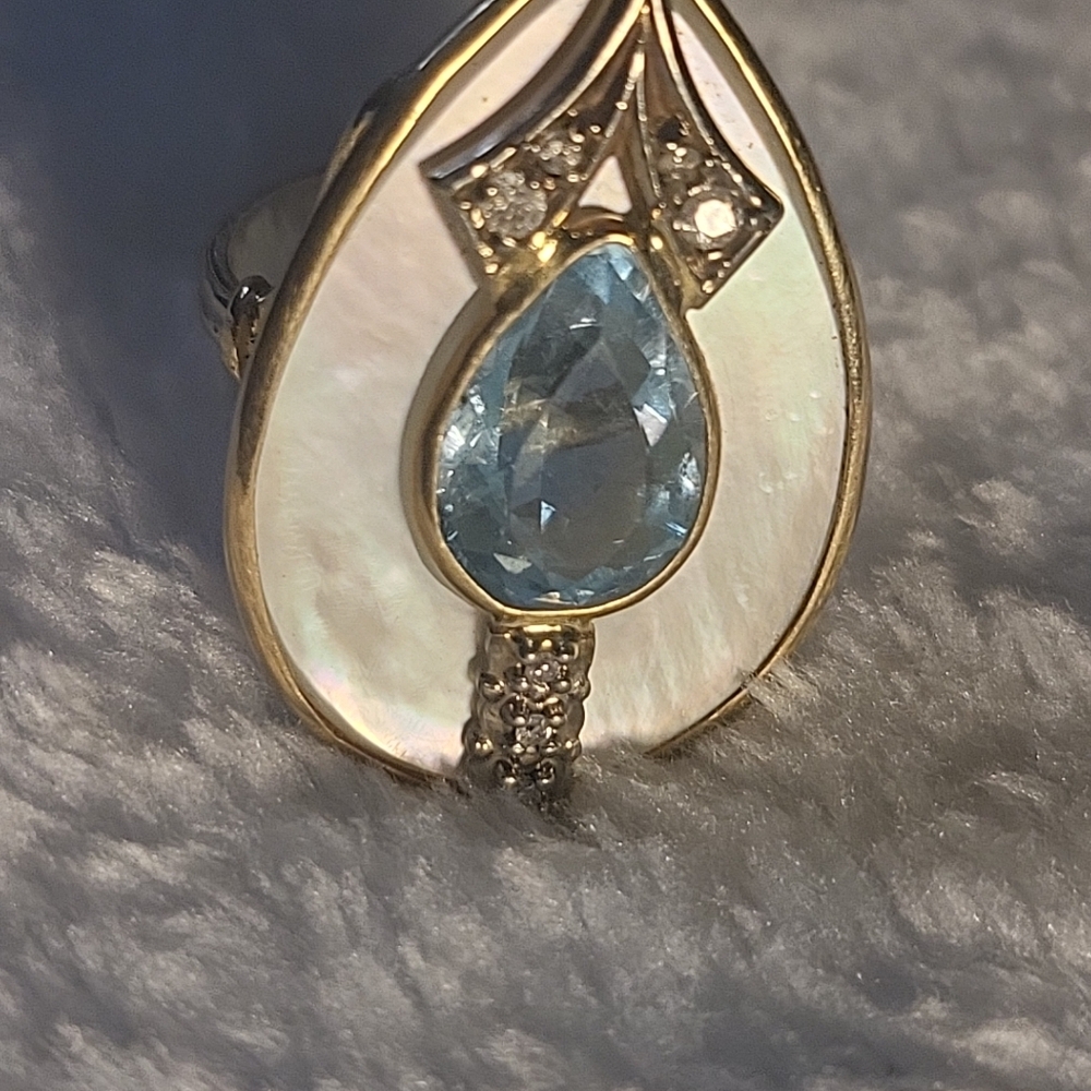 Elegant Gold and Blue Teardrop Ring